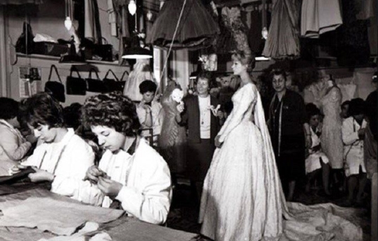 Fernanda Gattinoni in the Via Toscana Atelier in 1966